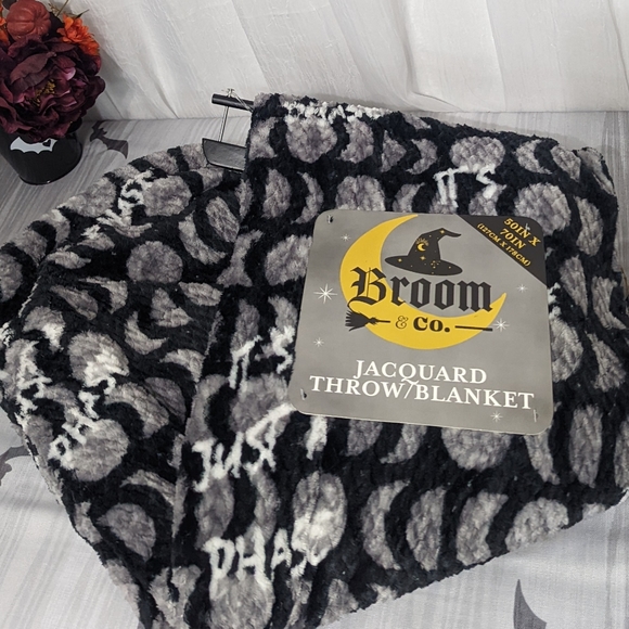 🆕 Moon Phase Jacquard Throw - Picture 1 of 4